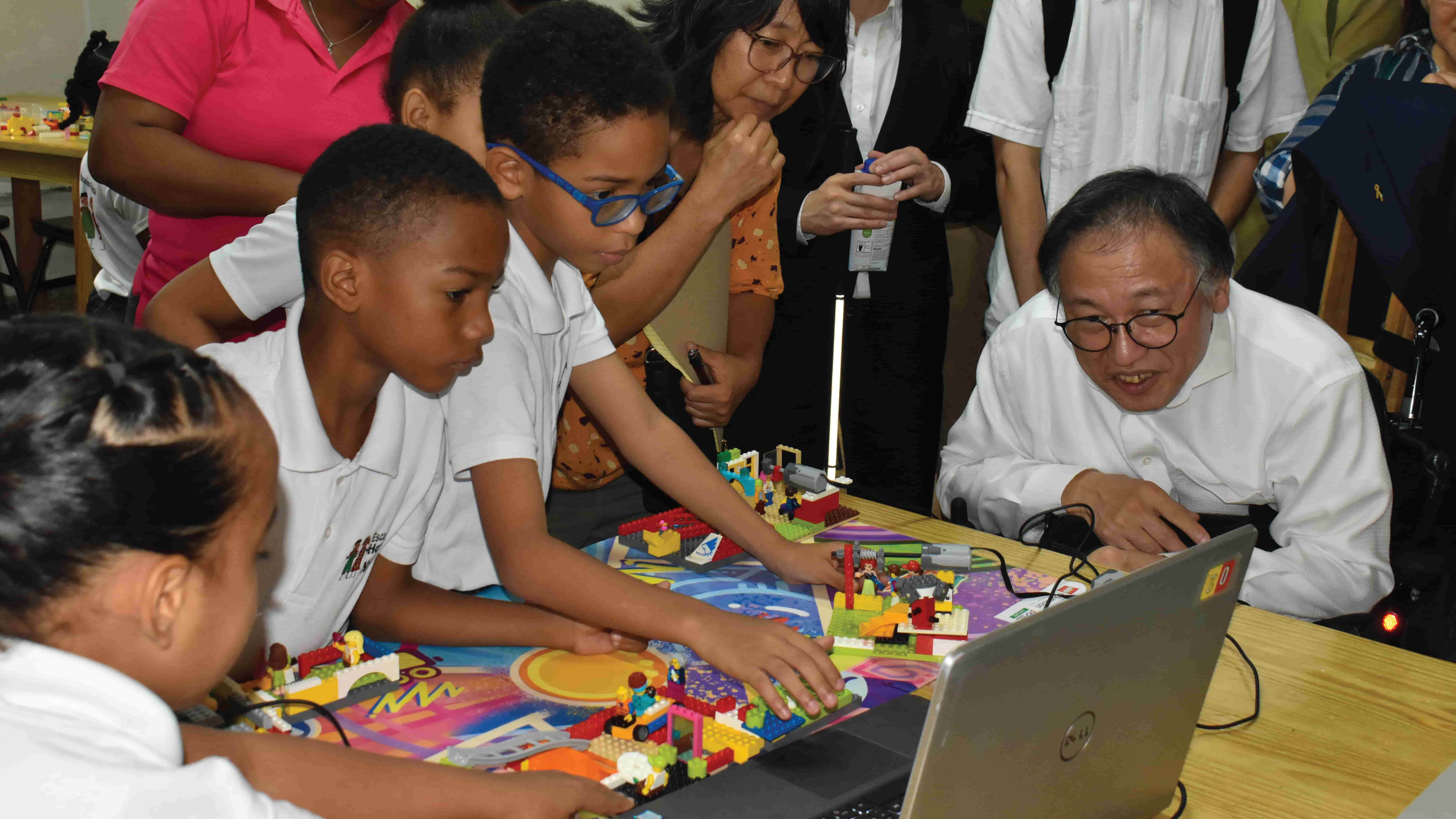 Estudiantes en el Makerspace